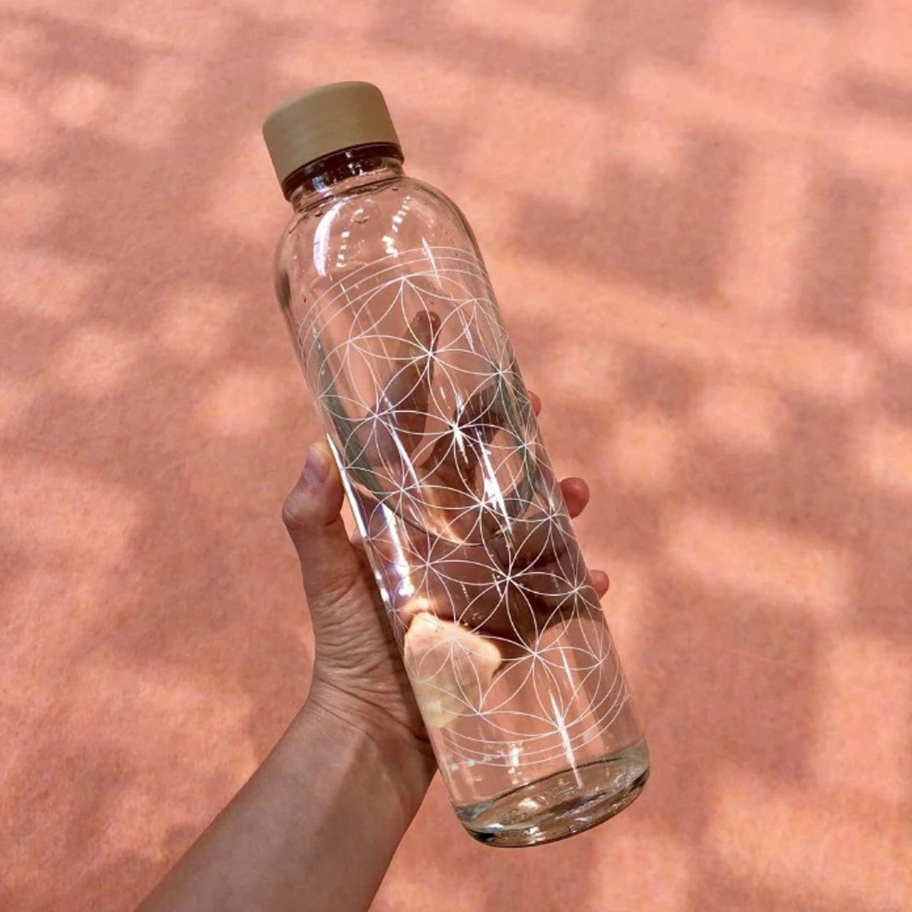 CARRY Flasche Flower of life 0,7l Hand