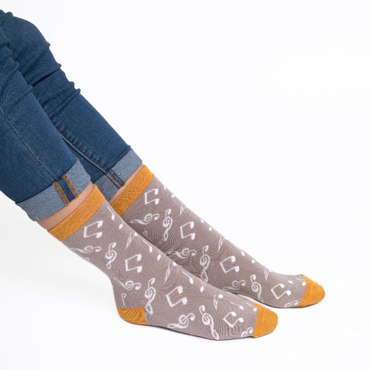 Miss Sparrow Socken Musiknoten grau Model sitzt 1
