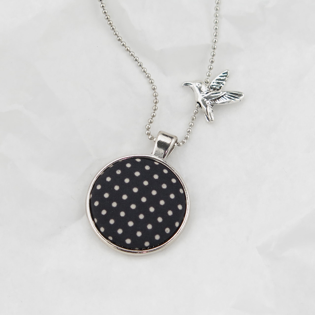 Medaillon-Halskette silberfarben / Stoff schwarz