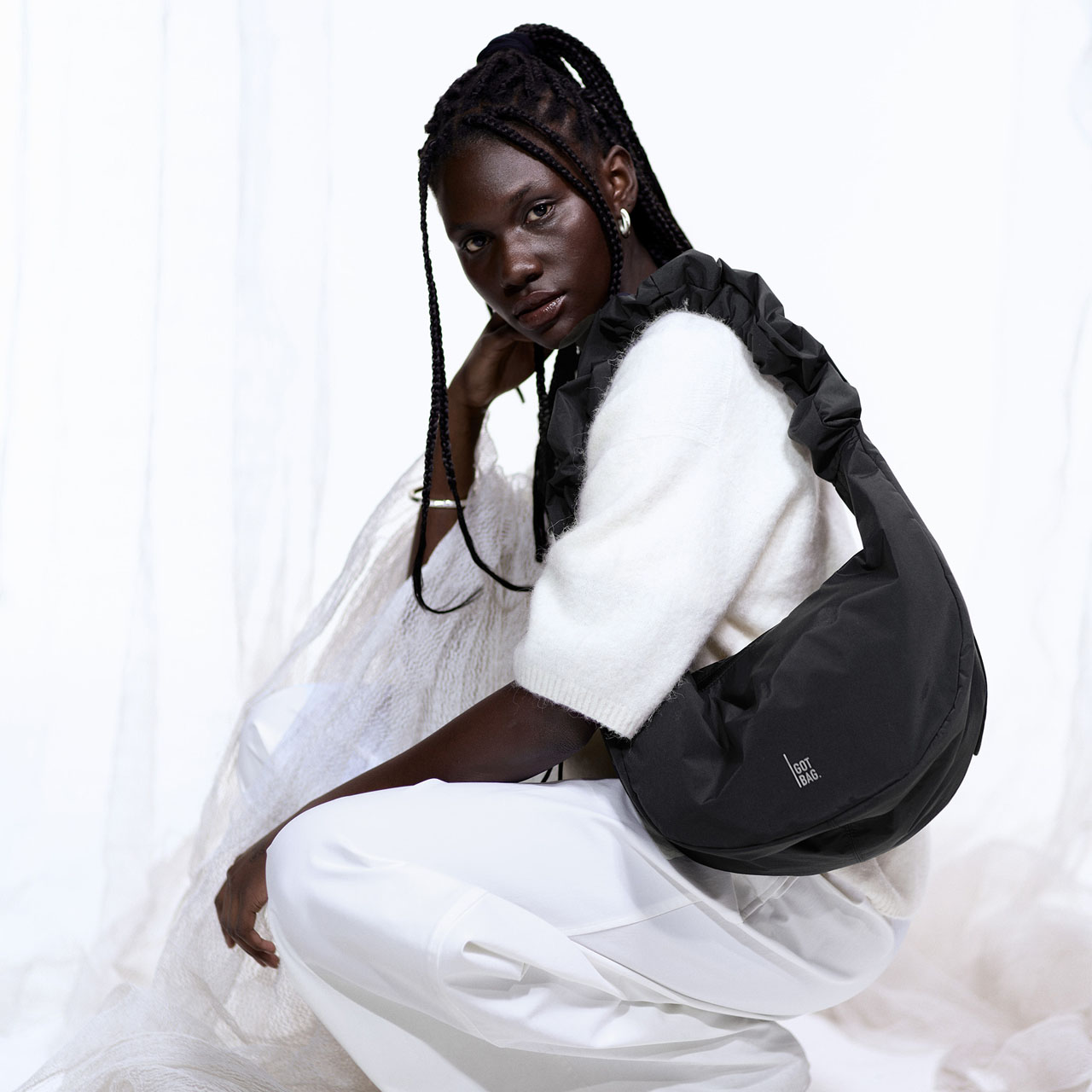 GOT BAG Moon Bag ruffle black mono Model girl 3