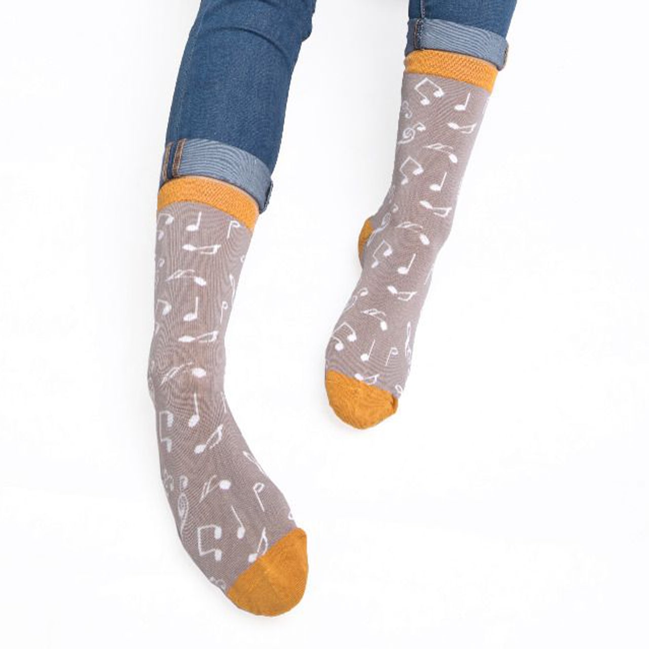 Miss Sparrow Socken Musiknoten grau Model sitzt 2