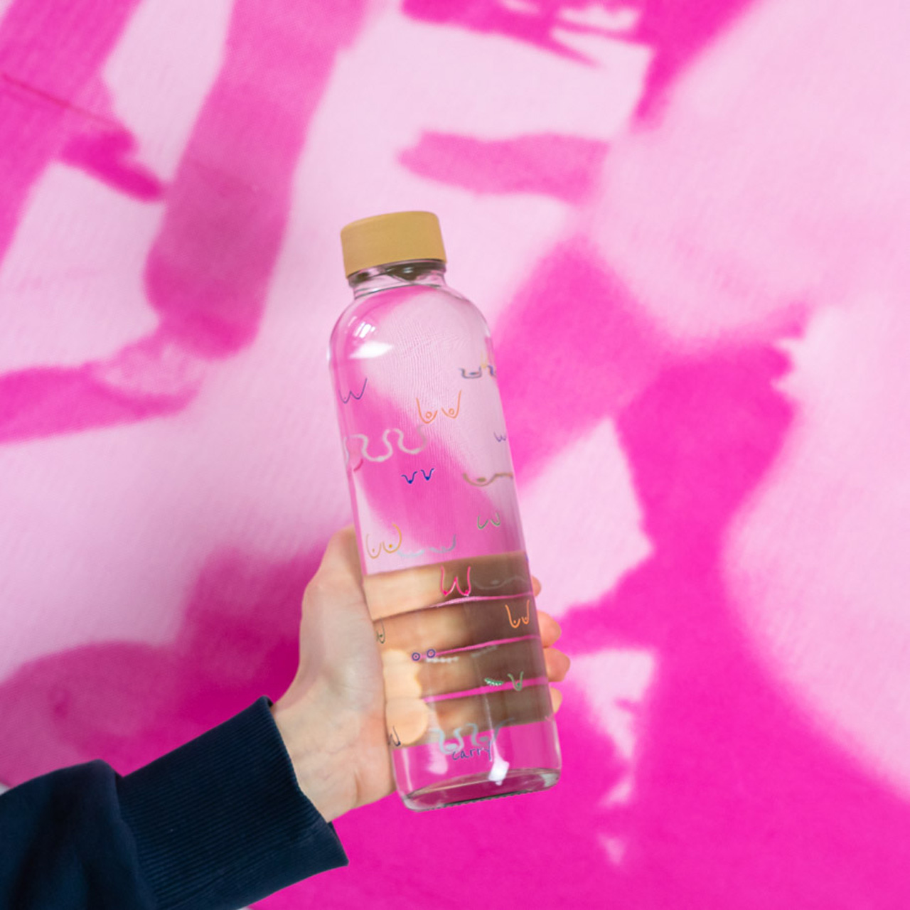 CARRY Flasche Boobies 0,7l Szene 2