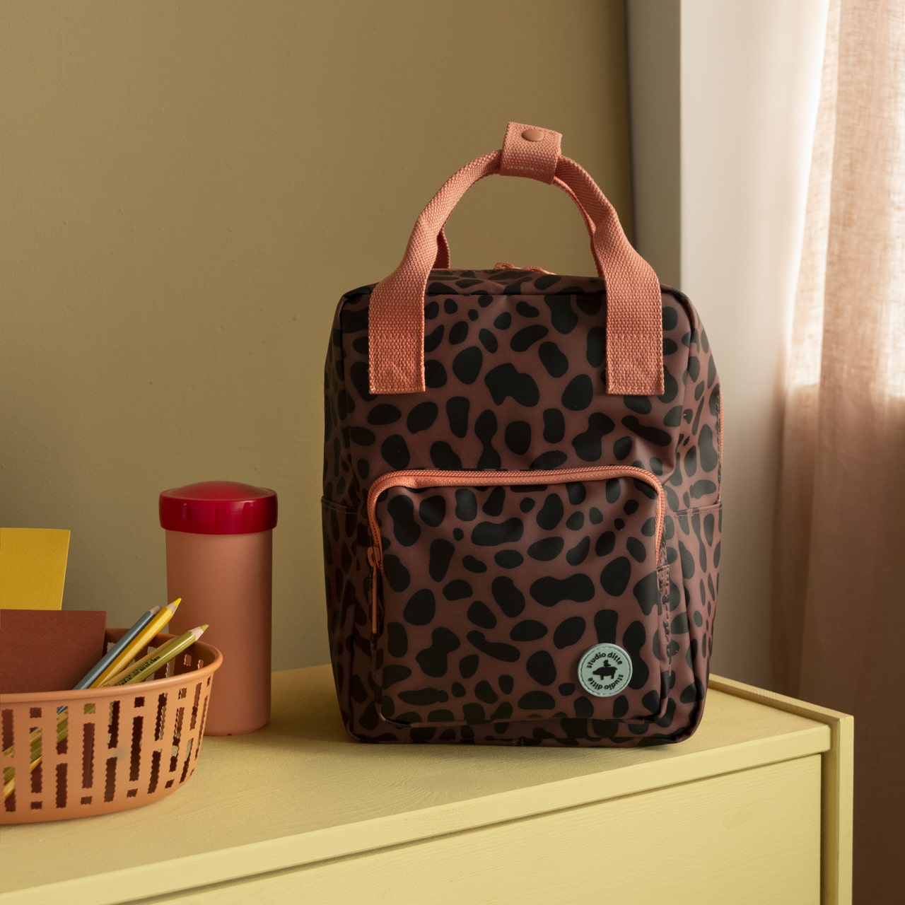 Studio Ditte Kinder-Rucksack Jaguar auf Tisch