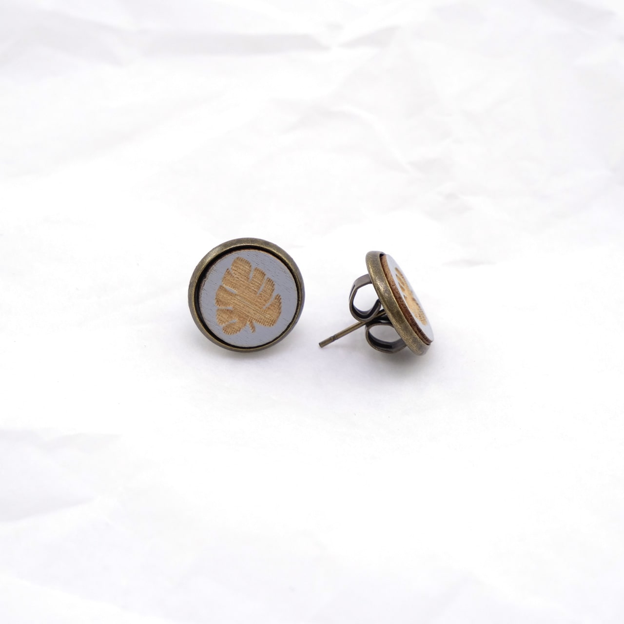 Ohrstecker Holz Blatt grau Seite