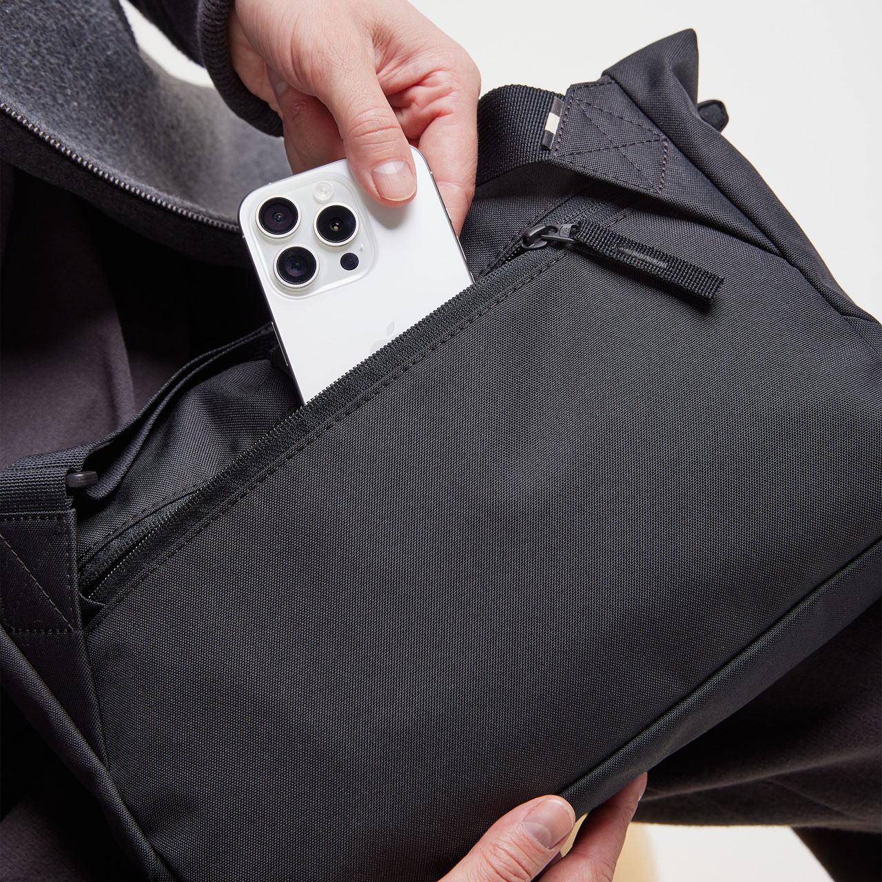 GOT BAG Messenger Bag black mono Aussenfach