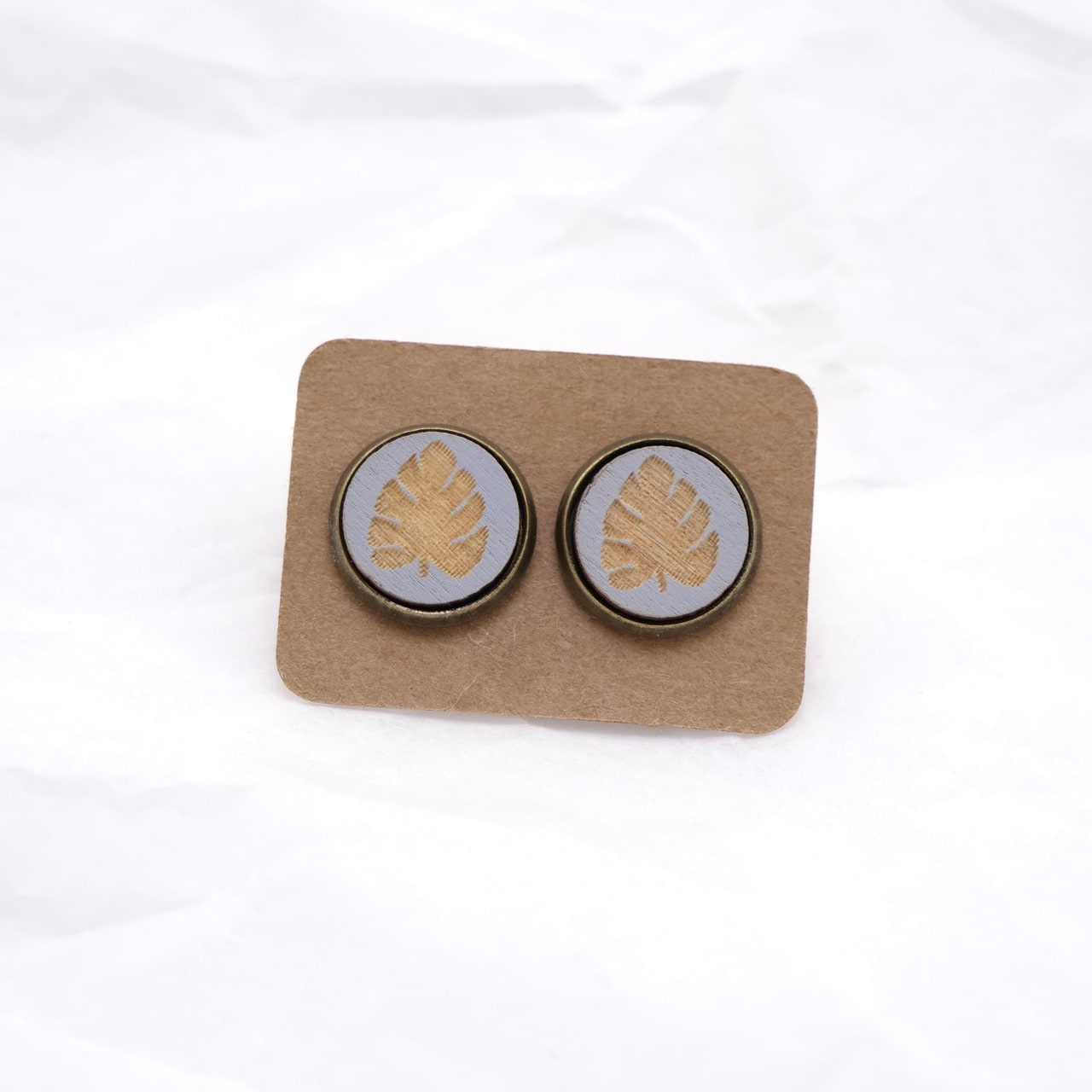 Ohrstecker Holz Blatt grau Karton