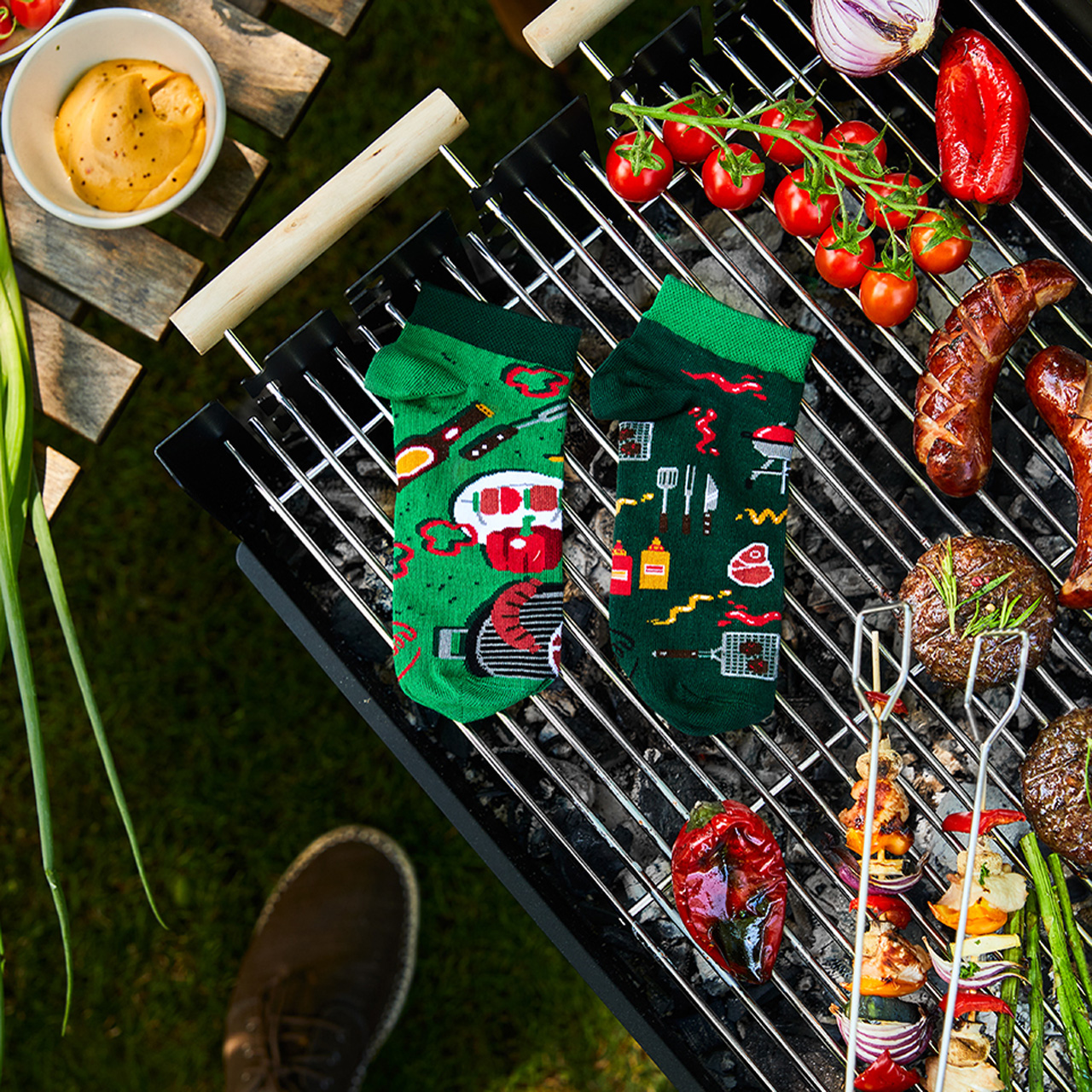 Many Mornings Socken BBQ low Szene