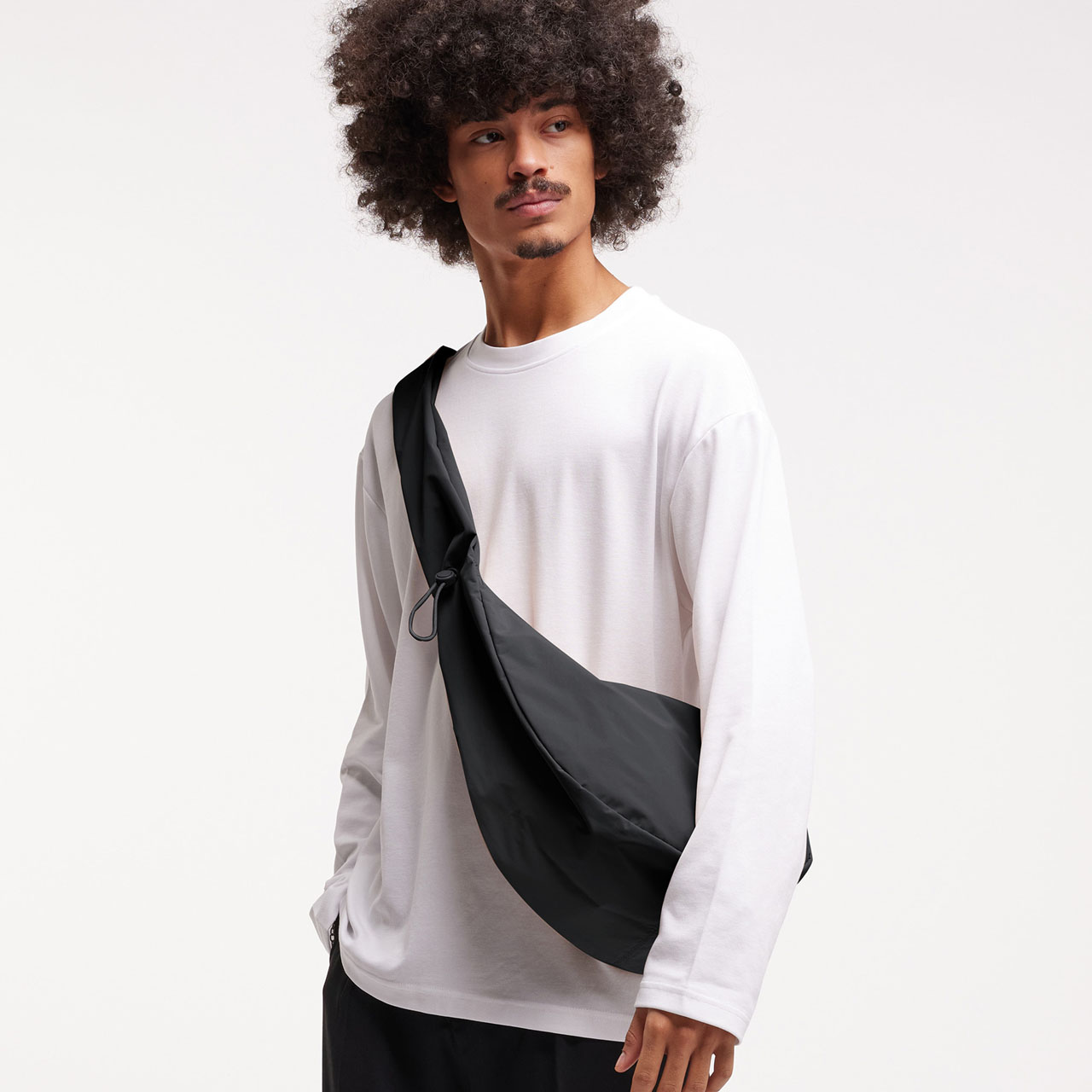 GOT BAG Moon Bag ruffle black mono Model boy 1