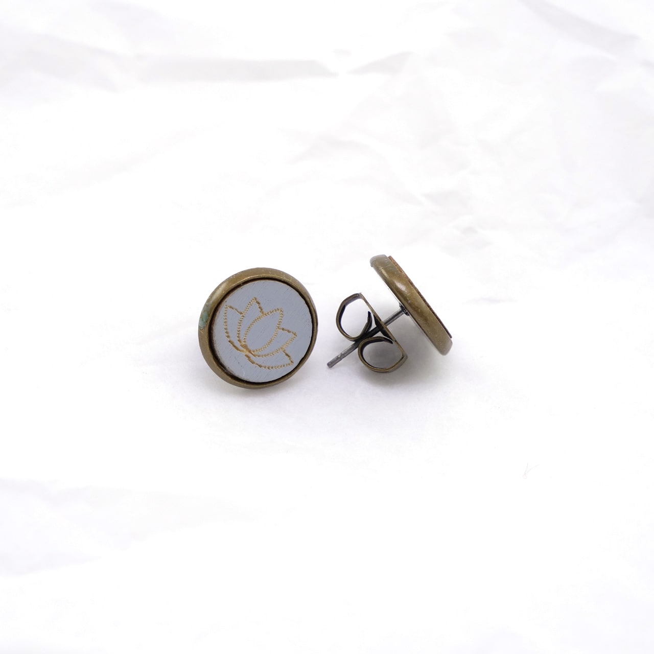 Ohrstecker Holz Lotus grau Seite