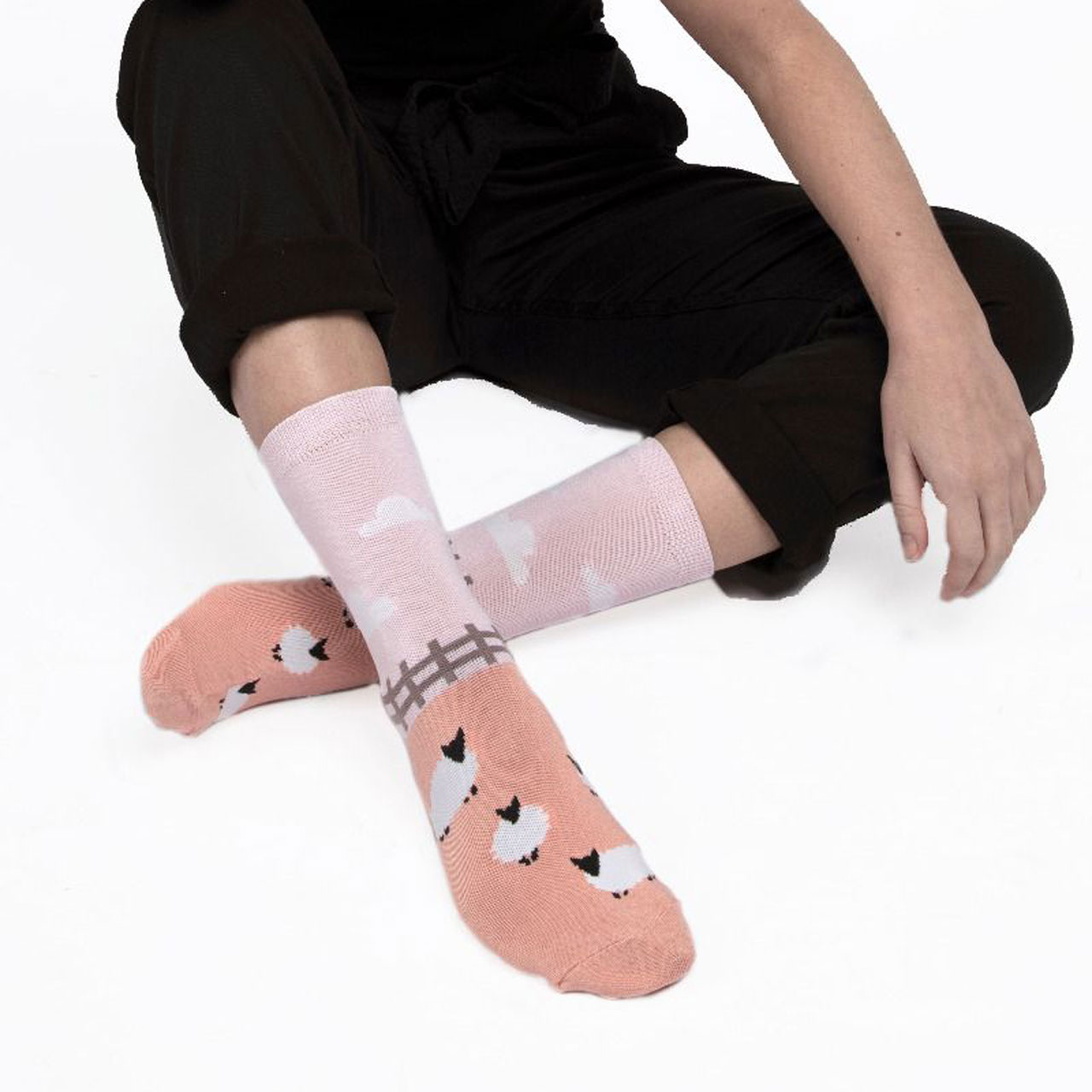 Miss Sparrow Socken Schafwiese rosa Model