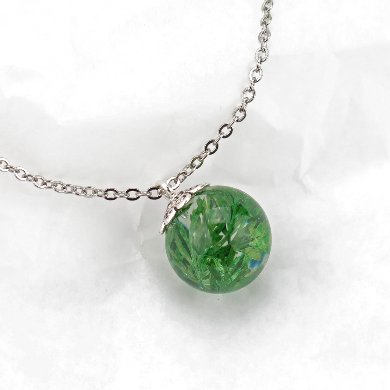 Halskette mit Kunstharzanhänger Farn