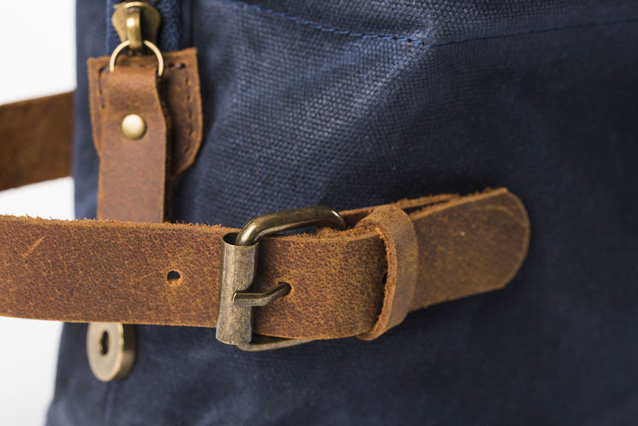 Alaskan Maker Necessaire K2 navy Henkel Seite