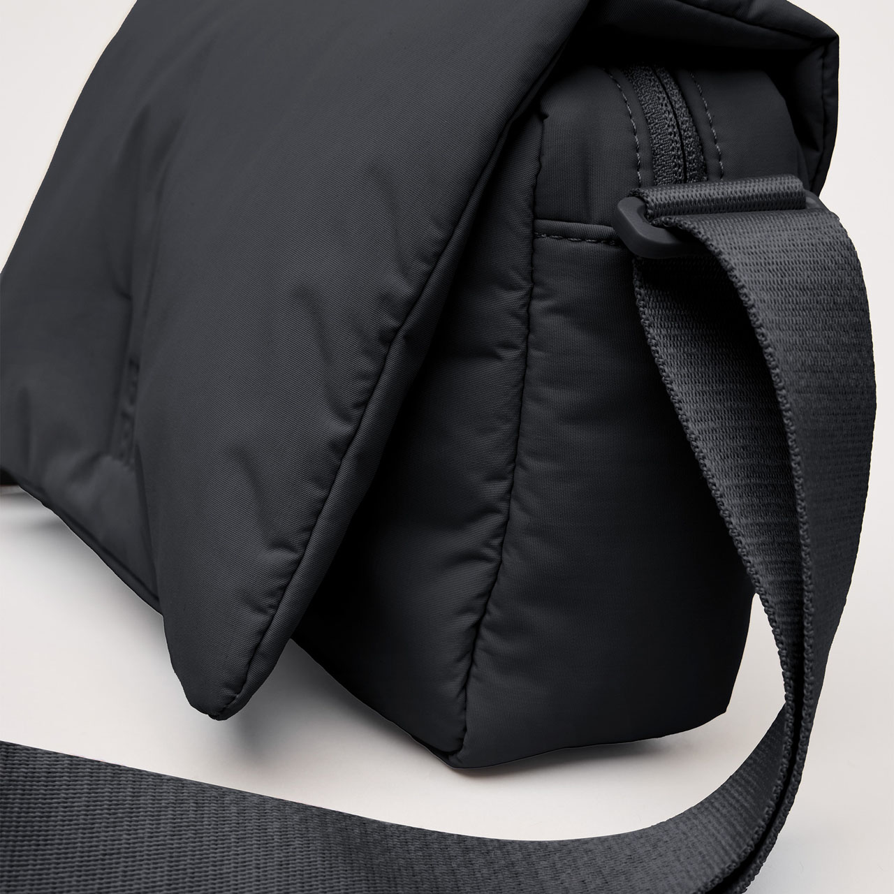 GOT BAG Cloud Crossbody Bag black mono Seite