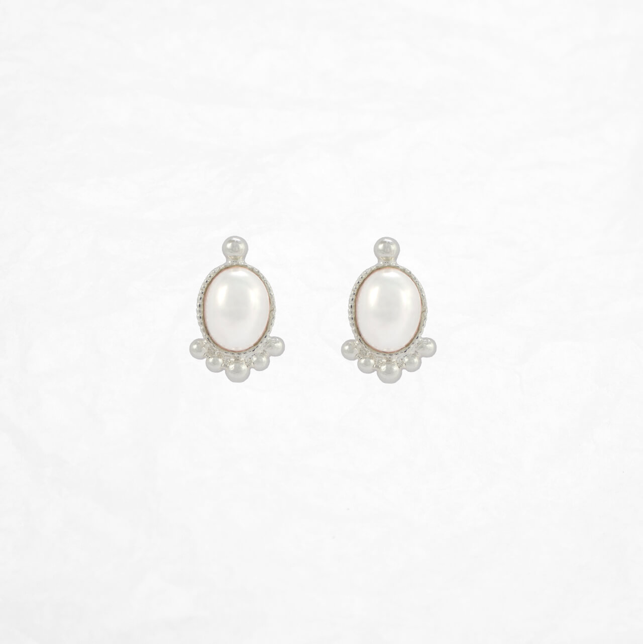 Une Ligne Ohrstecker oval versilbert pearl