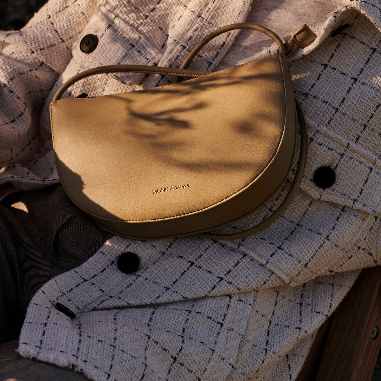 Monk & Anna Tasche Half Moon pistachio Szene