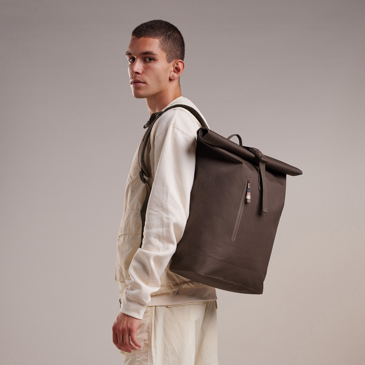 GOT BAG Rolltop lite trench mono Model rechts