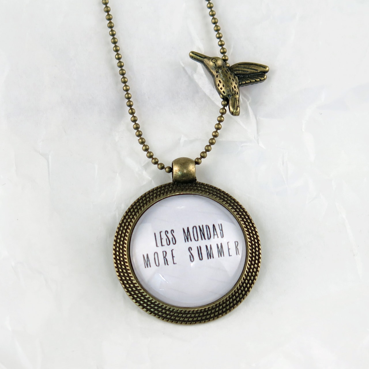 Medaillon-Halskette Less Monday