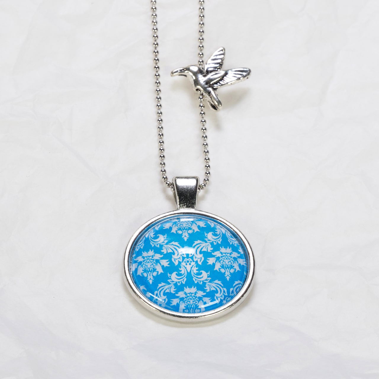 Medaillon-Halskette Muster weiss auf hellblau