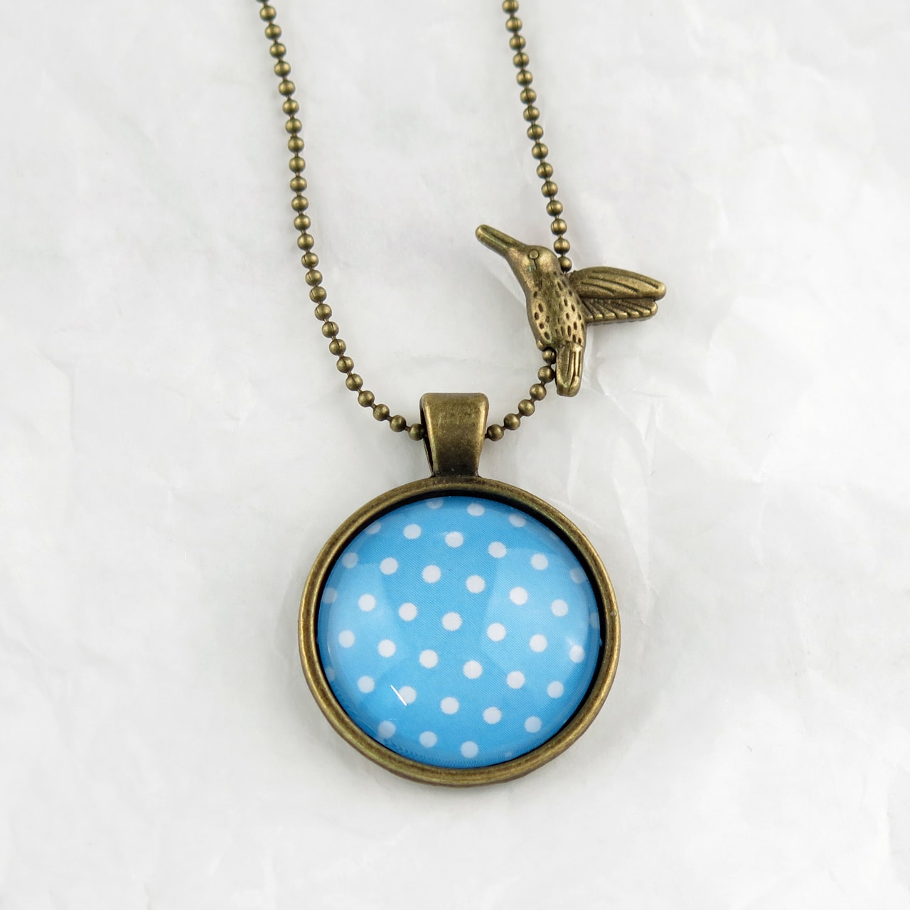 Medaillon-Halskette hellblau/weisse Punkte