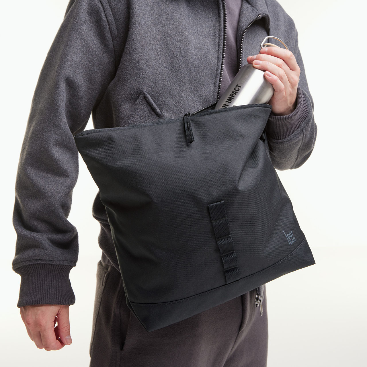 GOT BAG Messenger Bag black mono aufgerollt