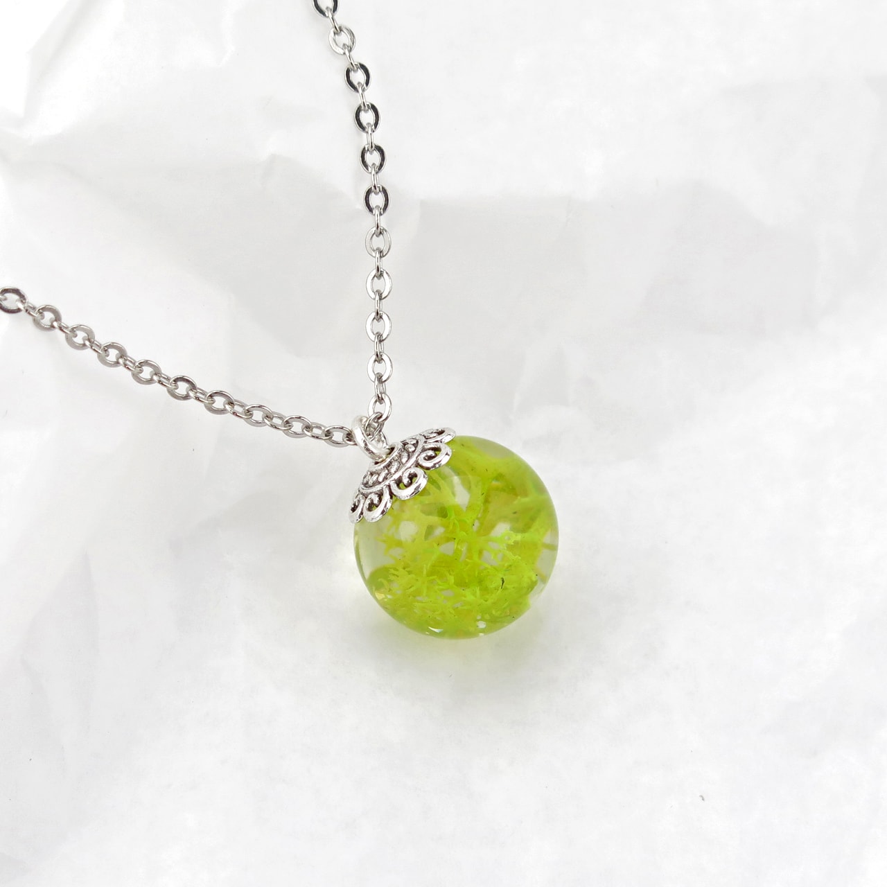 Halskette mit Kunstharzanhänger Moos