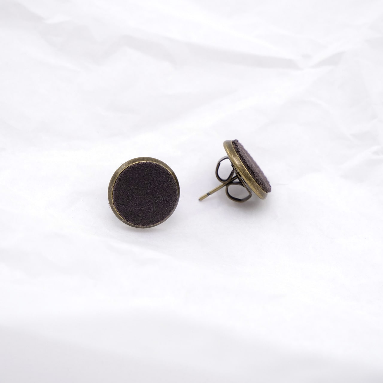 Ohrstecker Wildleder braun Seite